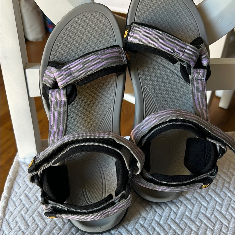 Stylish Women's Sandals in Black and Gray
